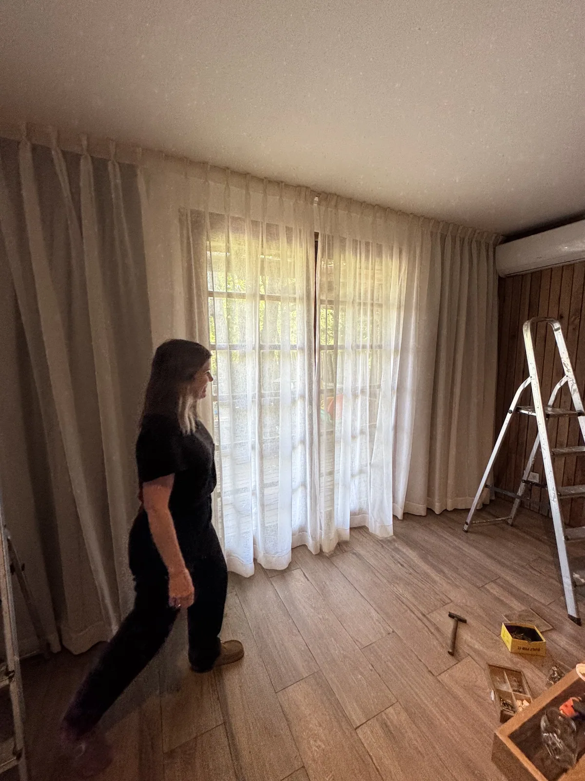 Instalación de cortinas en curso
