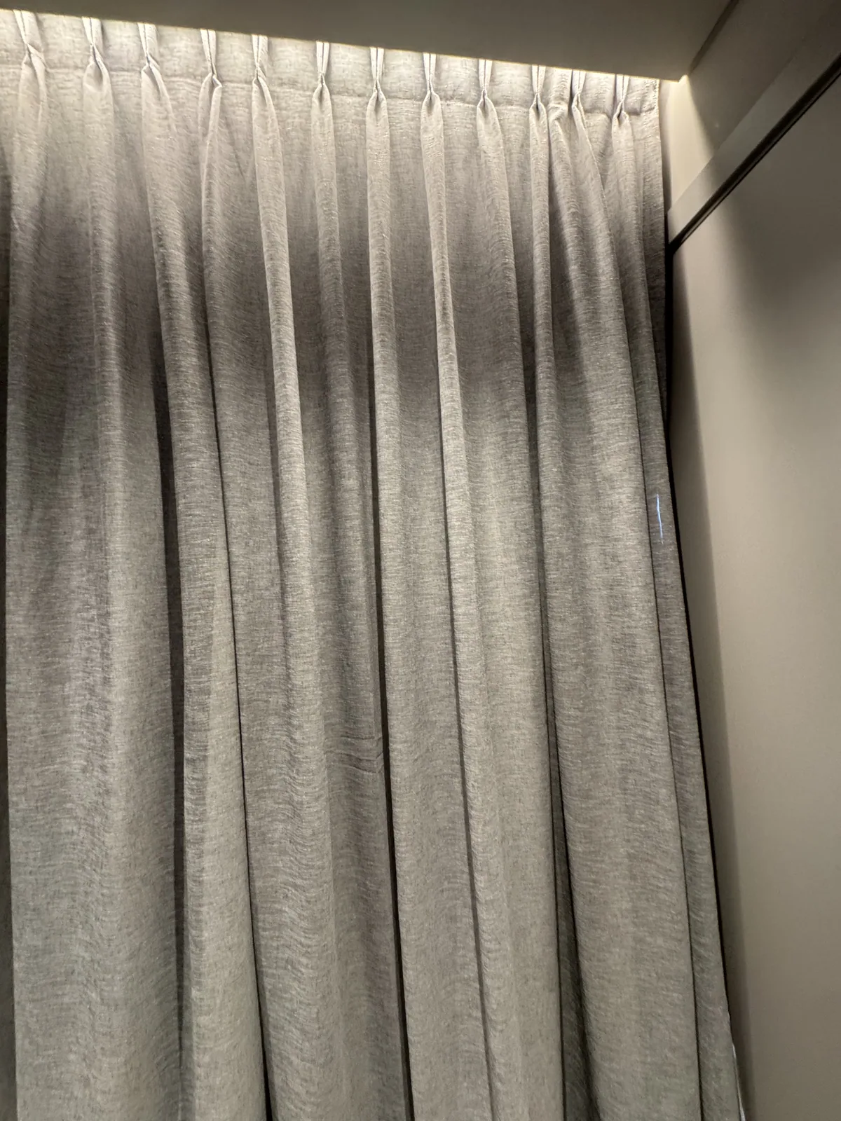 Detalle de cortina decorativa con pliegues