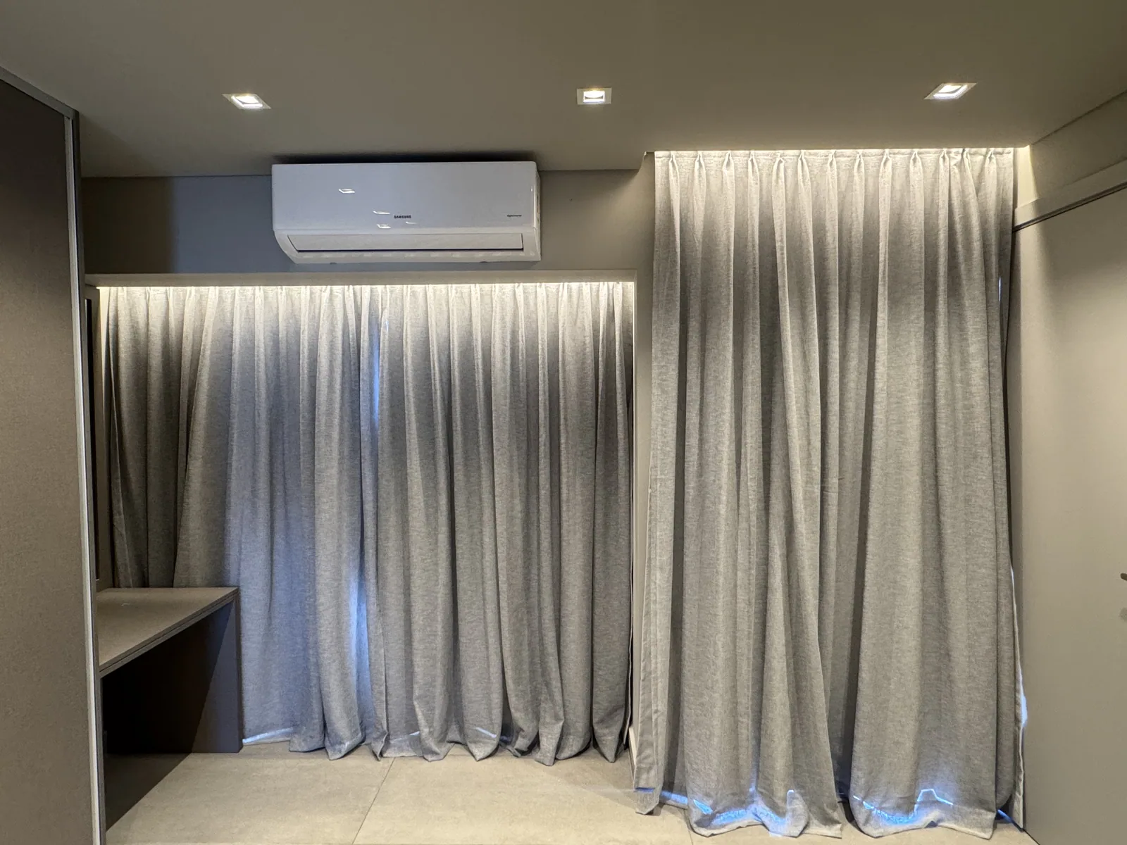 Cortinas grises en dormitorio