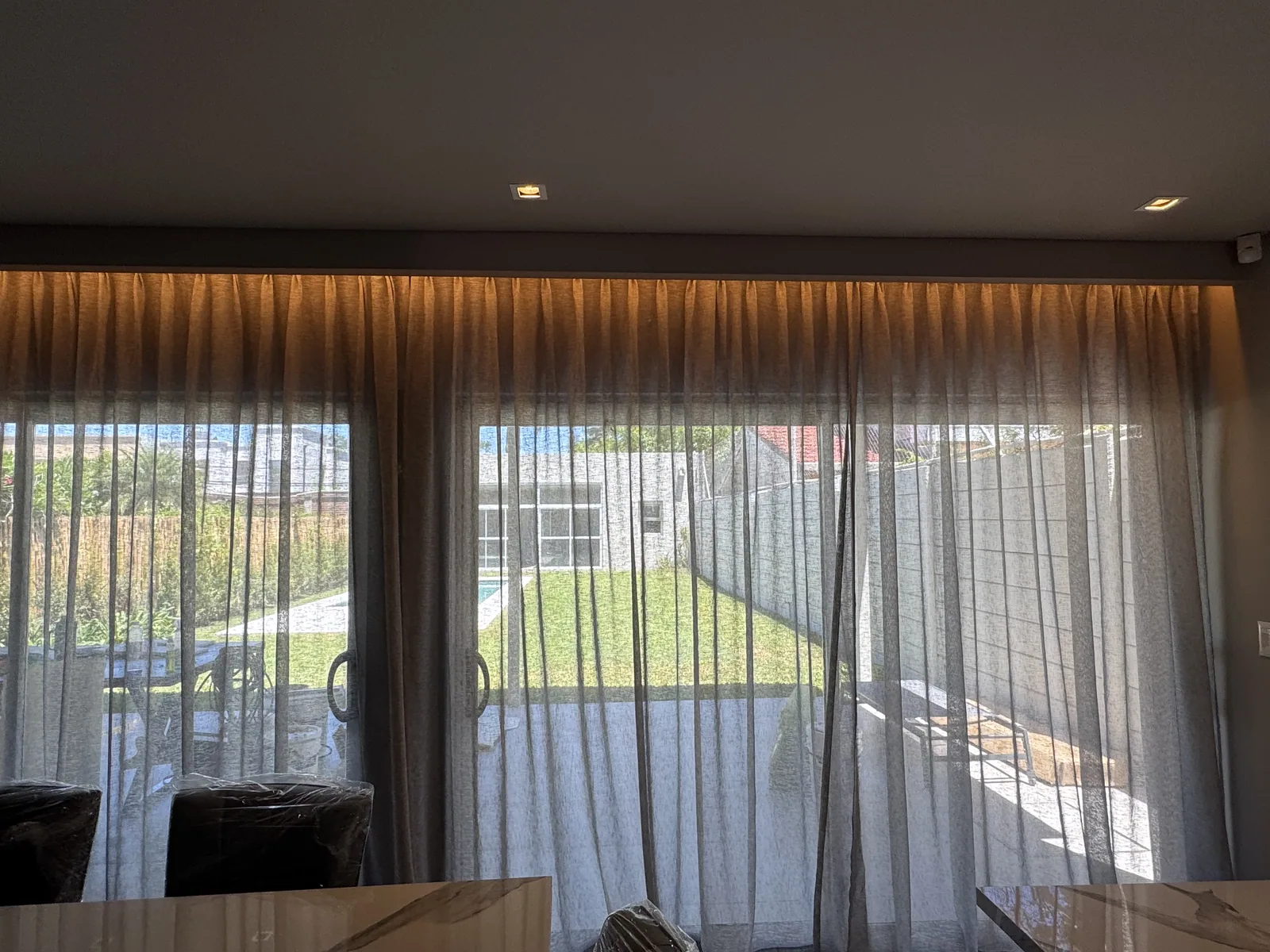 Ventana con cortinas sheer instaladas